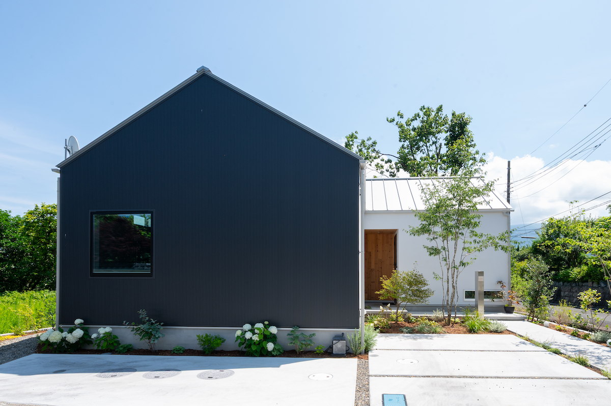 開成町の住まい｜黒ガルバリウムの切妻屋根の正面外観