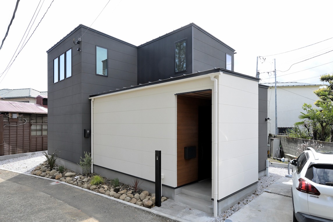 小田原市の住まい｜グレーガルバと白サイディングのキューブを組み合わせた外観