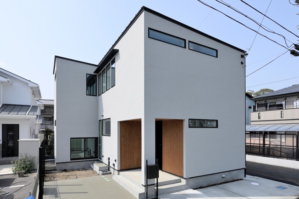 小田原市の住まい｜白い塗り壁の箱型ファサードと木製扉