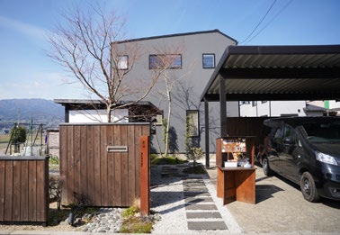 小田原市の住まい｜田畑に囲まれた敷地に建つ、住まいの入口