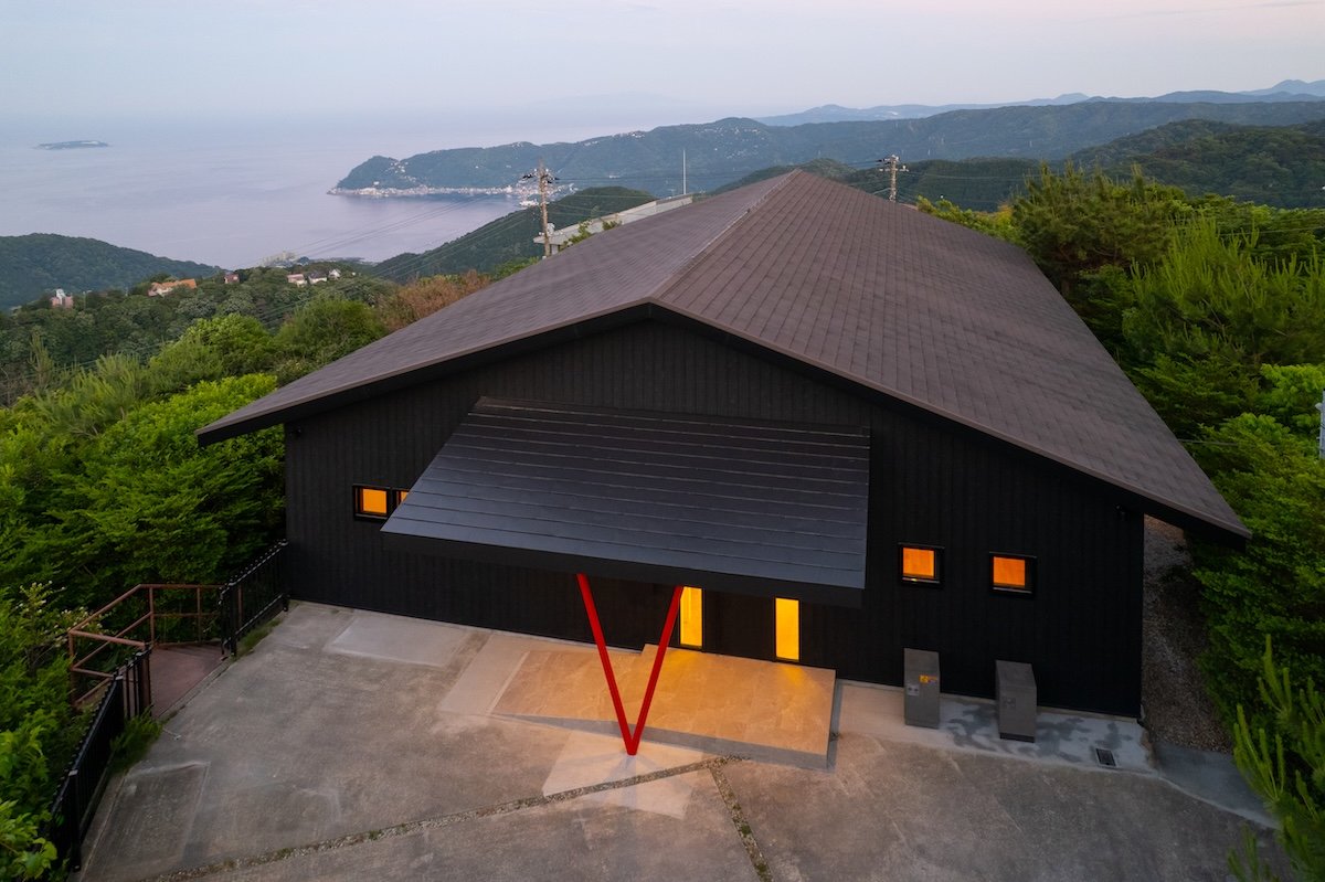 熱海の高台に建つ別荘、太平洋を望む外観